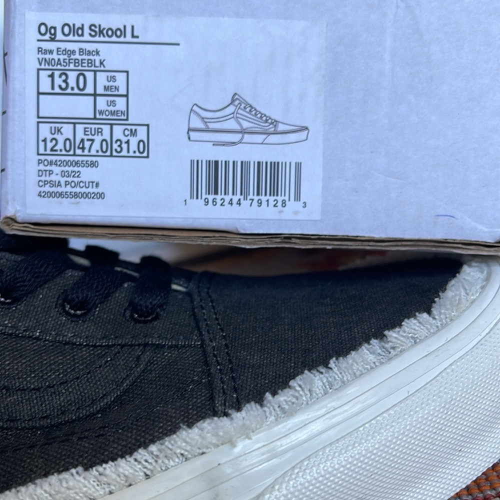 Vans Men’s 0g Old Skool Low
Raw Edge Black
VN0A5FBEBLK
Sneakers - Picture 16 of 16
